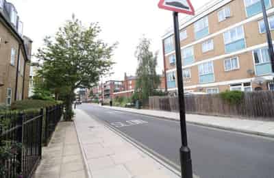 Room in a 3 Bedroom Apartment, Mile End Road, London E1 4AQ - London, England, United Kingdom - Exterior