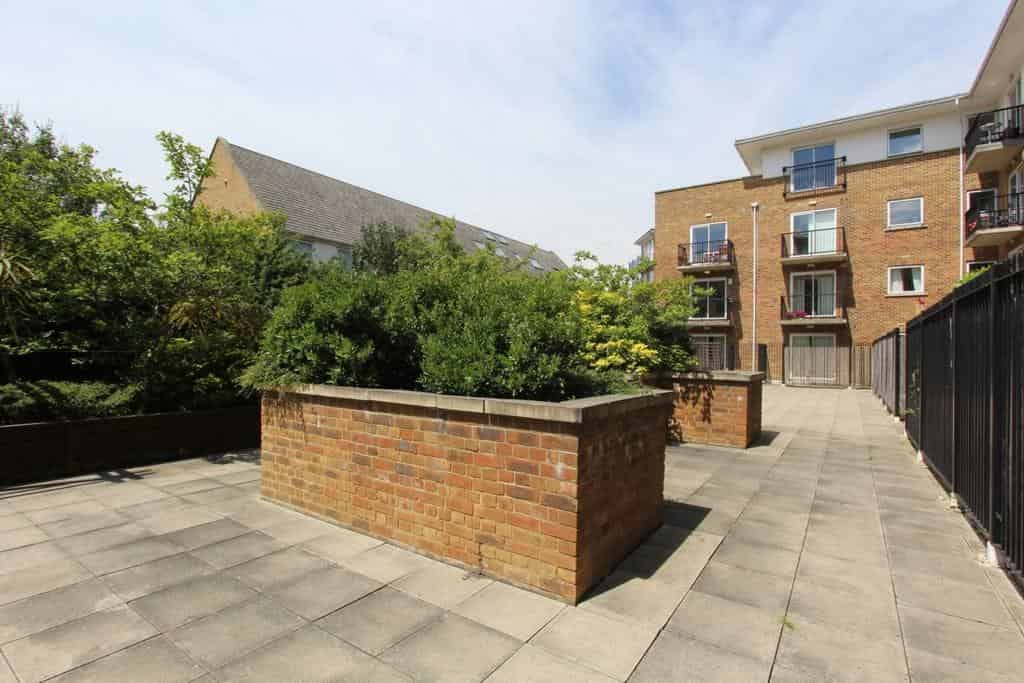 Room in a 3 Bedroom Apartment, Commercial Rd, London, E14 7JD - London, England, United Kingdom - Exterior