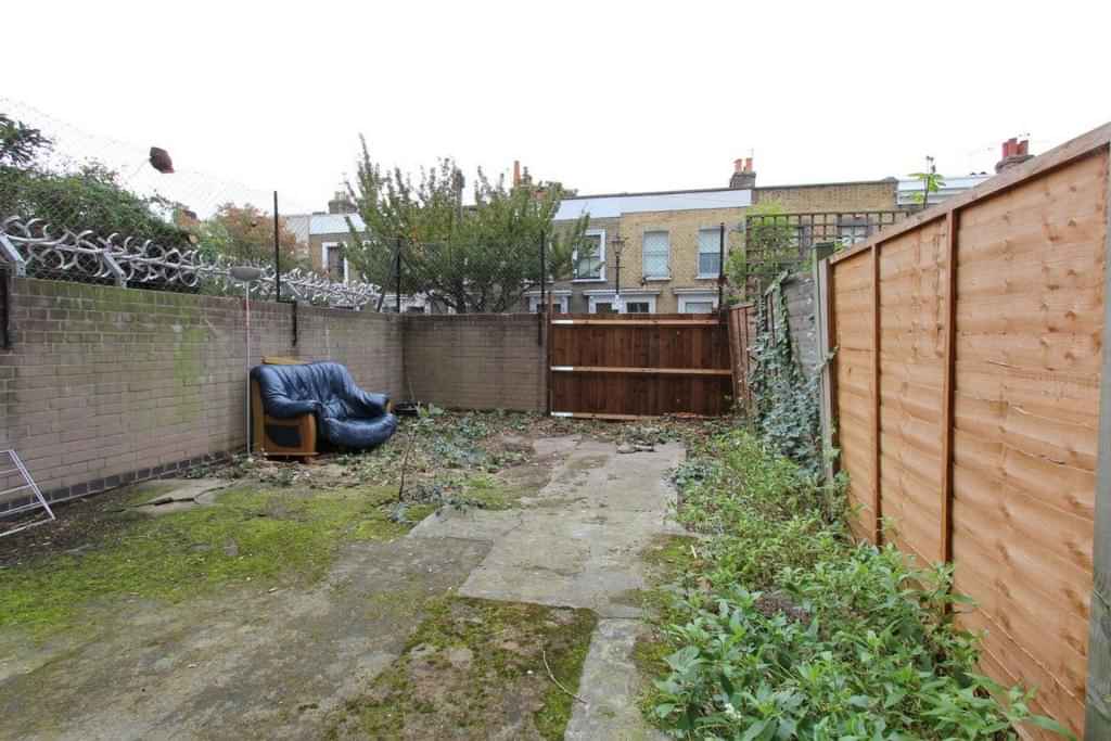 Exterior?w=400&h=260&fit=crop&q=40&auto=format&trim=auto