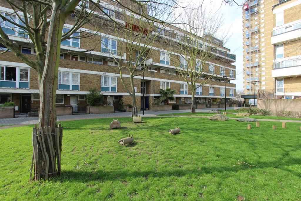 Room in a 4 Bedroom Apartment, Roman Rd, Bow, London E3 5LX - London, England, United Kingdom - Exterior