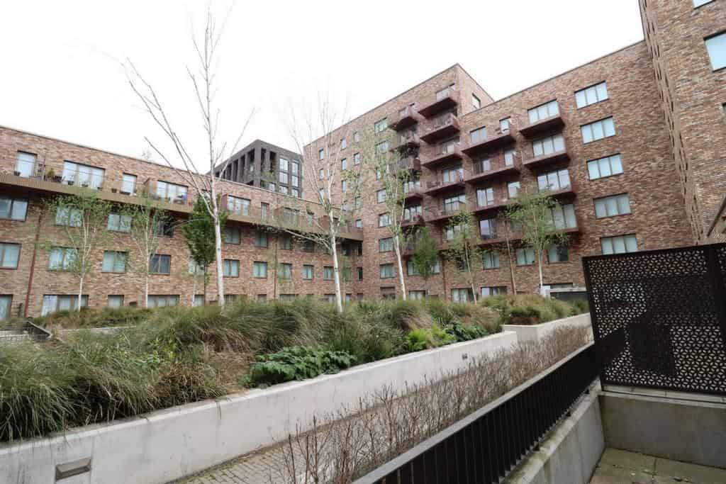 Room in a 3 Bedroom Apartment, University Way, London E16 2RD - London, England, United Kingdom - Exterior