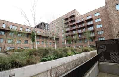 Room in a 3 Bedroom Apartment, University Way, London E16 2RD - London, England, United Kingdom - Exterior