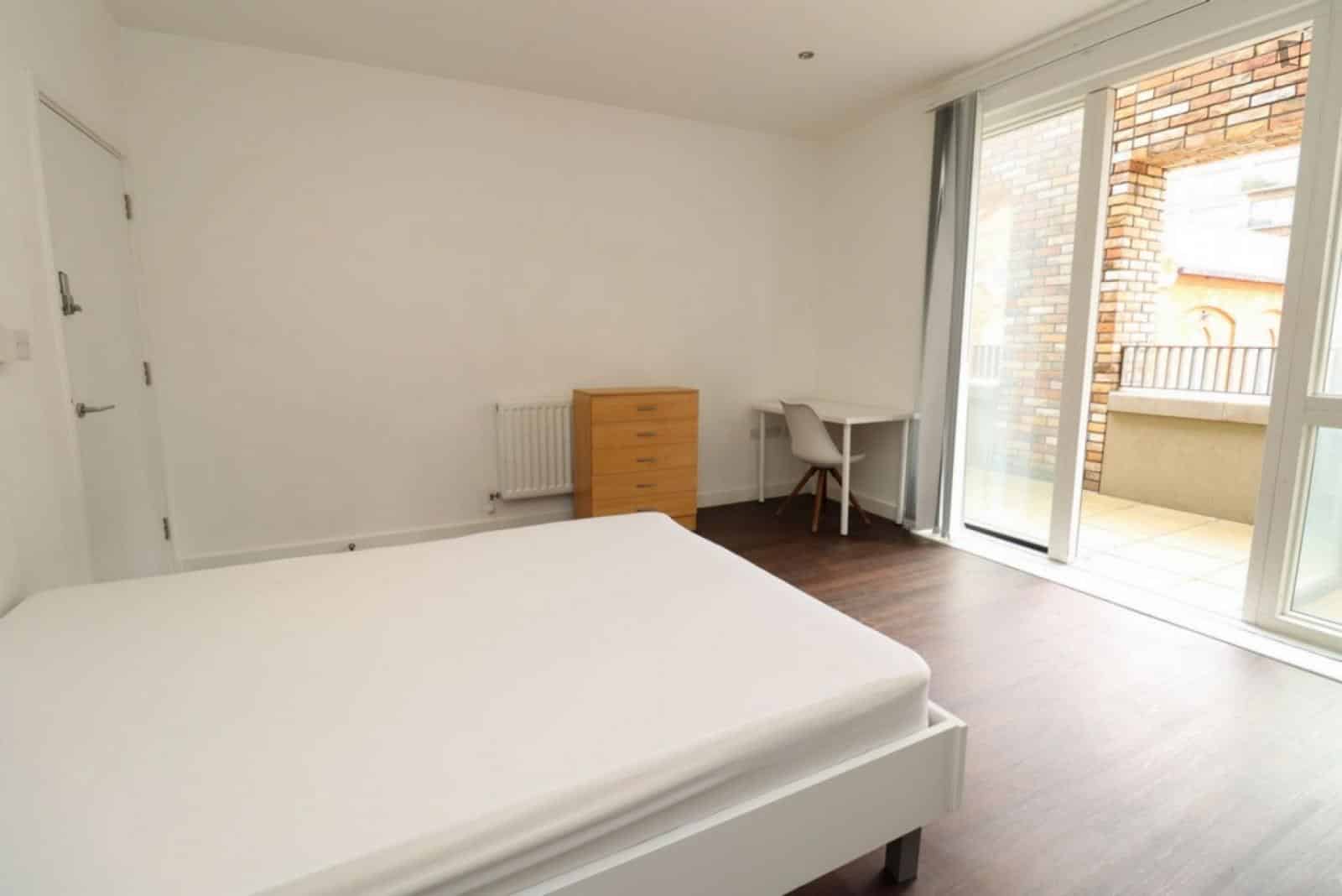 Exterior?w=400&h=260&fit=crop&q=40&auto=format&trim=auto