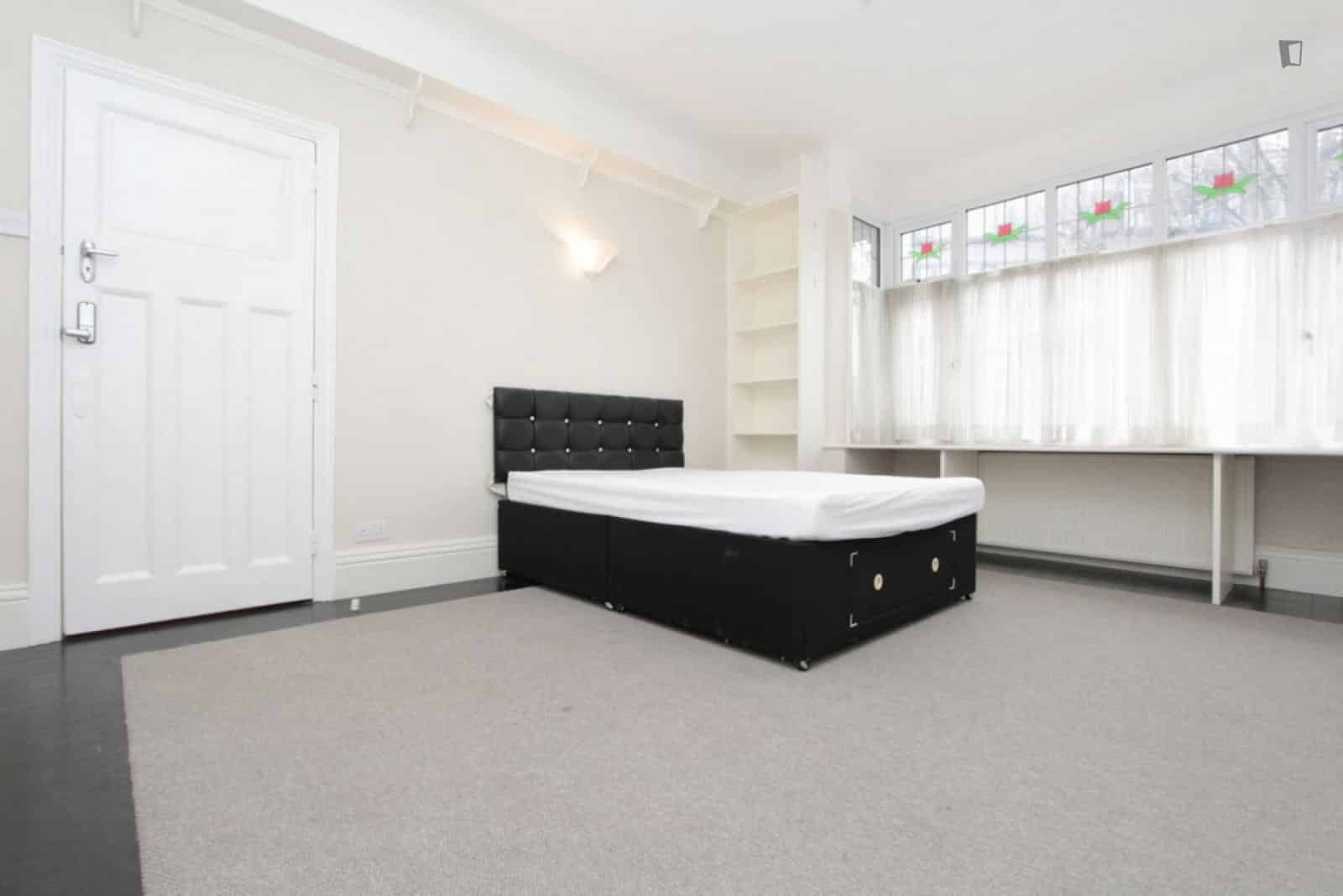 5 Bed - 1 Bath - Amenities?w=400&h=260&fit=crop&q=40&auto=format&trim=auto