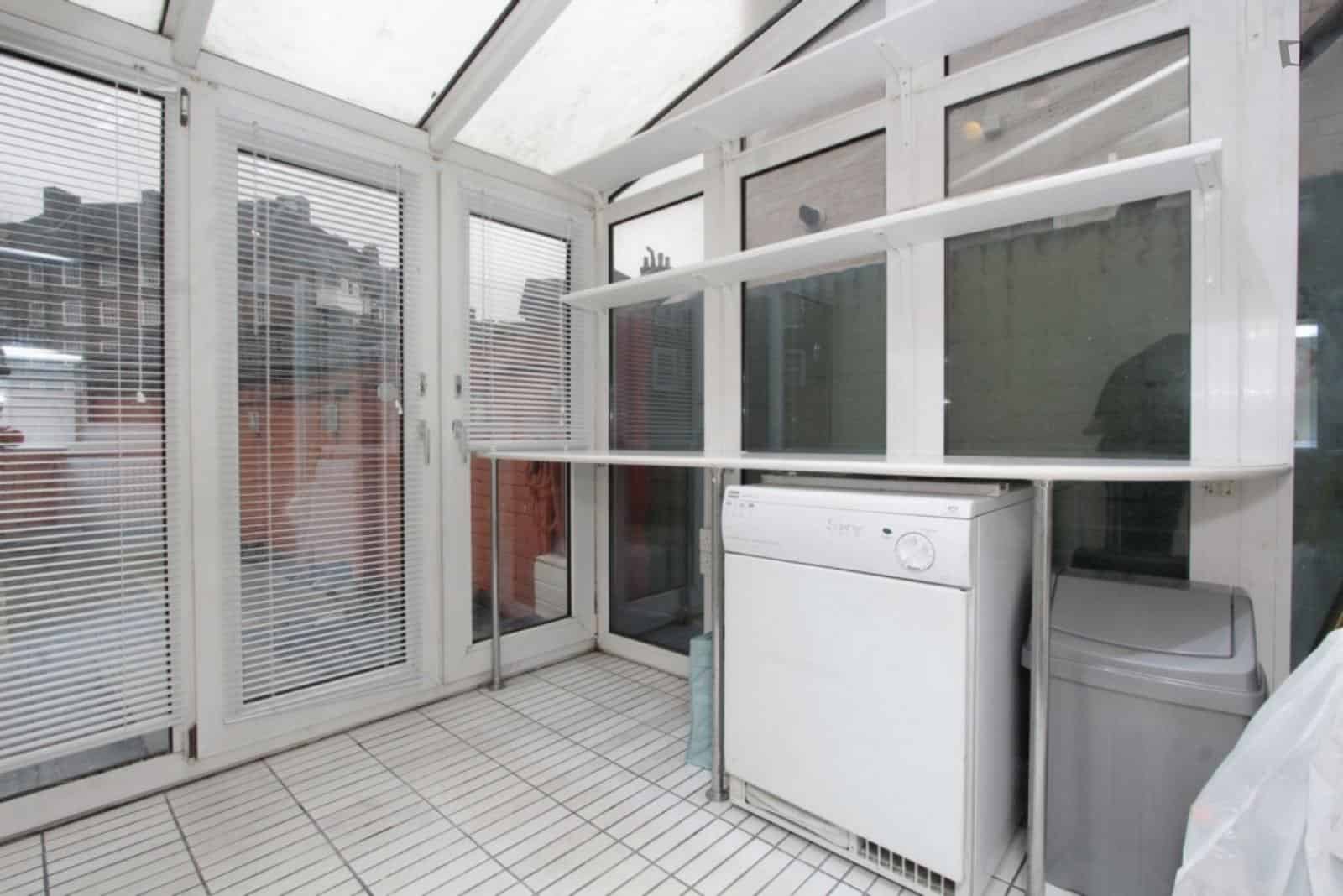 Room in a 5 Bedroom Apartment, Caledonian Rd, London N7 9BA - London, England, United Kingdom - 5 Bed - 1 Bath - Amenities