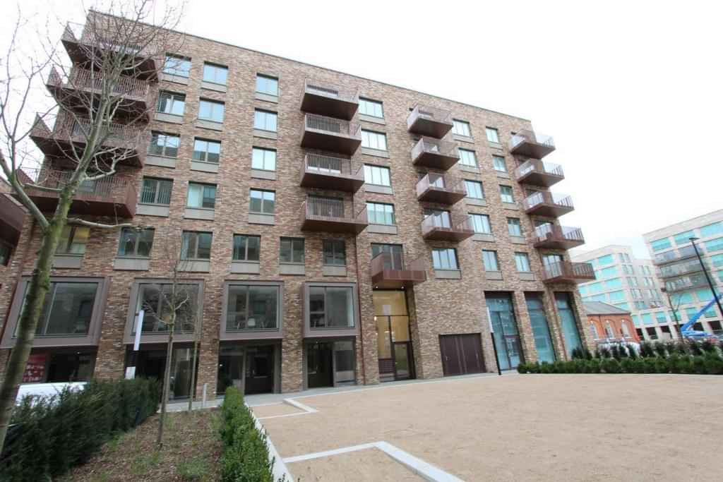 Room in a 4 Bedroom Apartment, University Way, London E16 2RD (Flat 1) - London, England, United Kingdom - Exterior