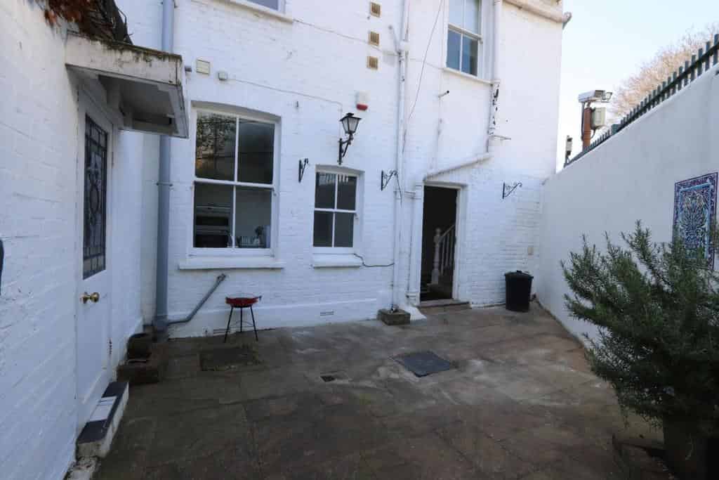 Room in a 5 Bedroom Apartment, Shepherd's Bush Market, London W12 7JQ - London, England, United Kingdom - Exterior