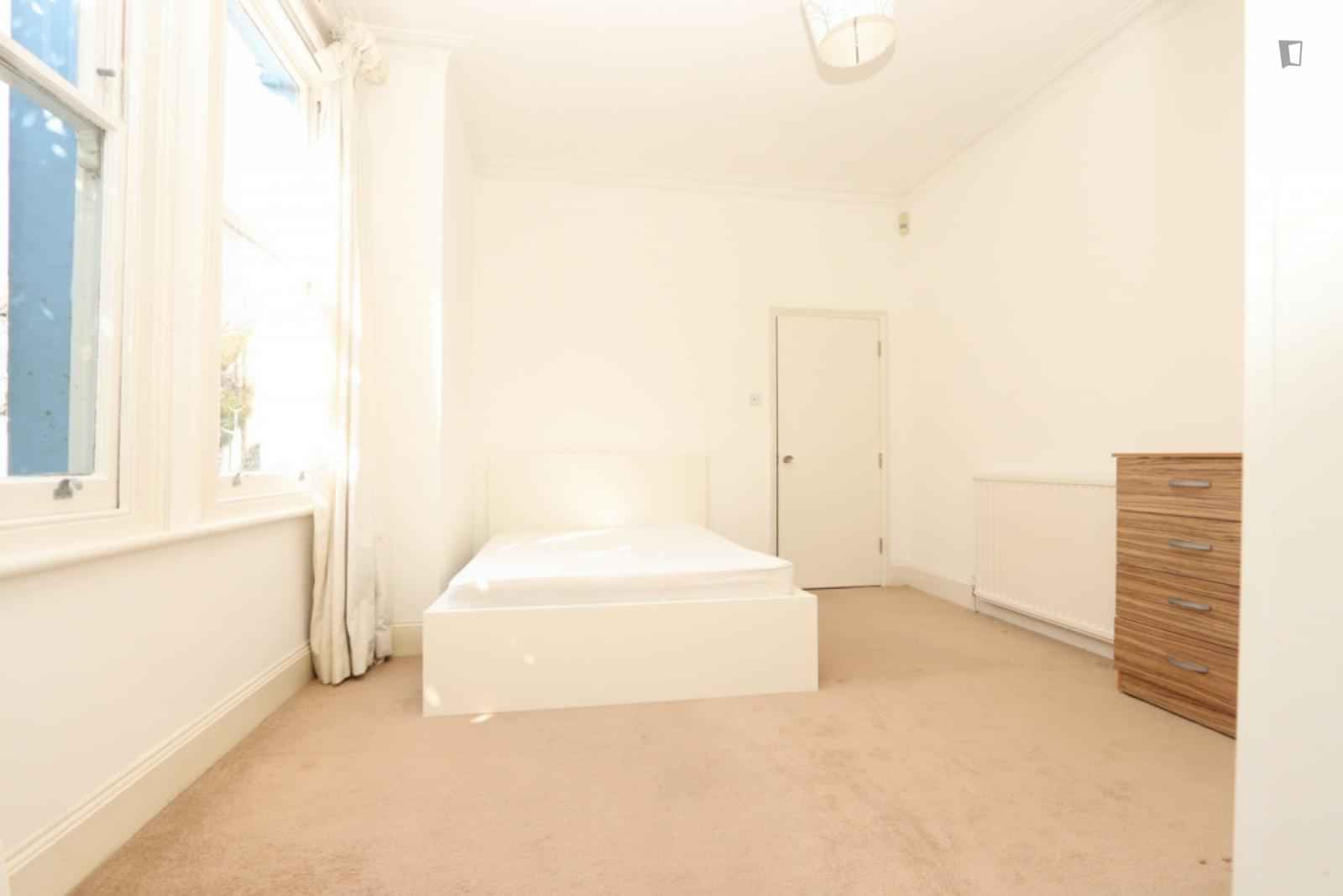 Exterior?w=400&h=260&fit=crop&q=40&auto=format&trim=auto