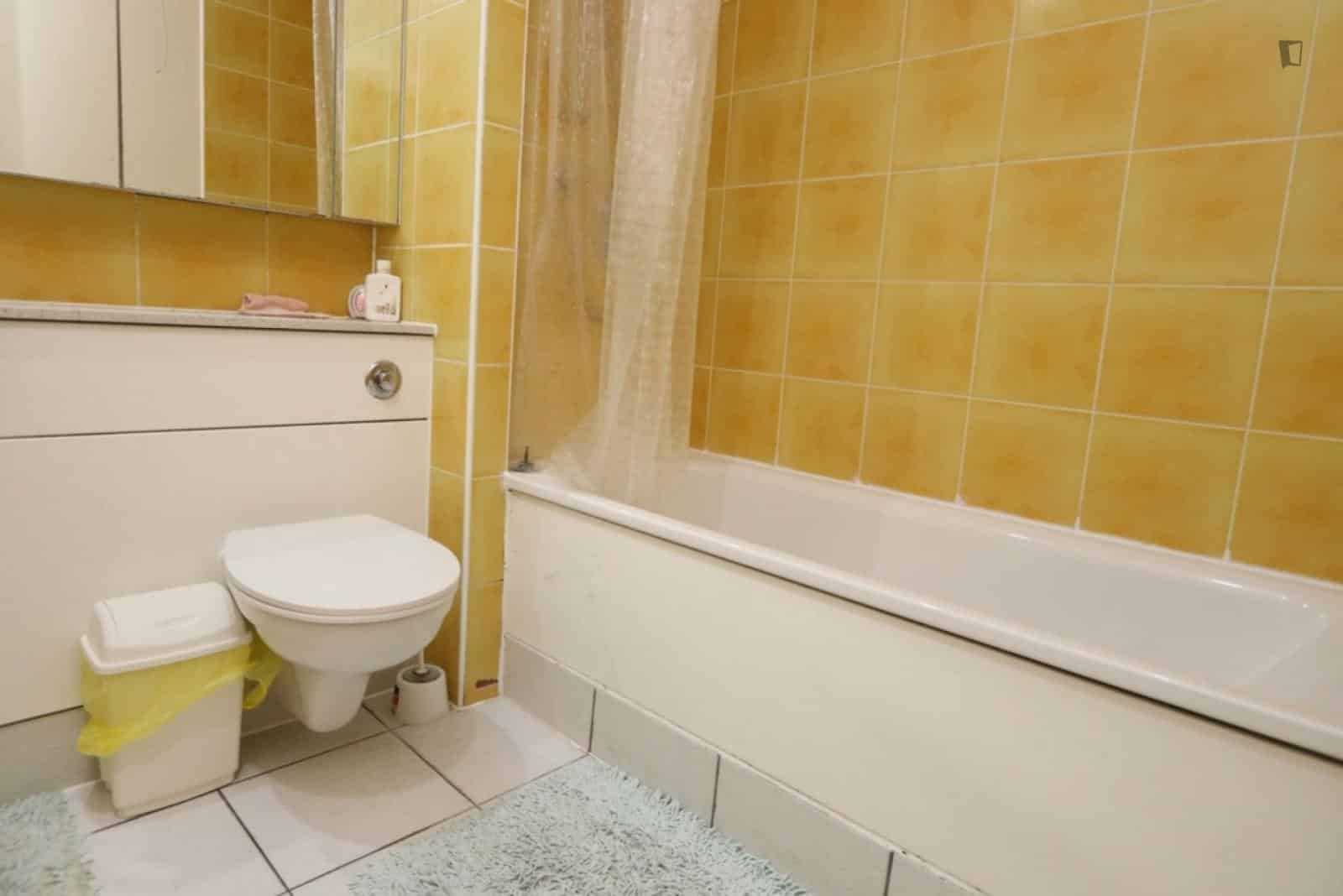 3 Bedroom 1 Bathroom Apartment - Kitchen?w=400&h=260&fit=crop&q=40&auto=format&trim=auto