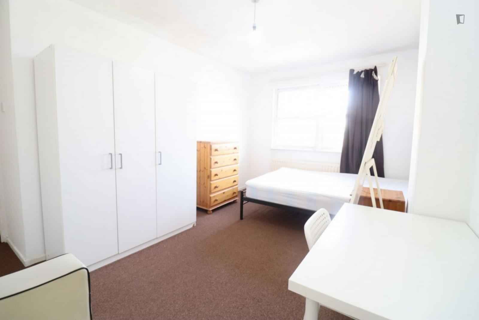 Room in a 4 Bedroom Apartment, Chilver St, London SE10 8QY - London, England, United Kingdom - 4 Bedroom 1 Bathroom Apartment  - Bedroom