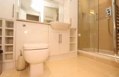 Room in a 3 Bedroom Apartment, John Harrison Way, London SE10 0ST - London, England, United Kingdom - 3 Bedroom 1 Bathroom Apartment - Bathroom