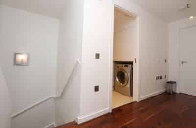 3 Bedroom 1 Bathroom Apartment - Bathroom?w=400&h=260&fit=crop&q=40&auto=format&trim=auto