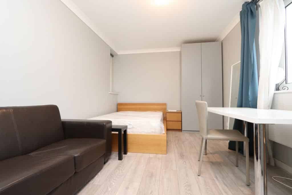 Room in a 3 Bedroom Apartment, Boardwalk Pl, London E14 9QE - London, England, United Kingdom - 3 Bedroom 1 Bathroom - Bedroom