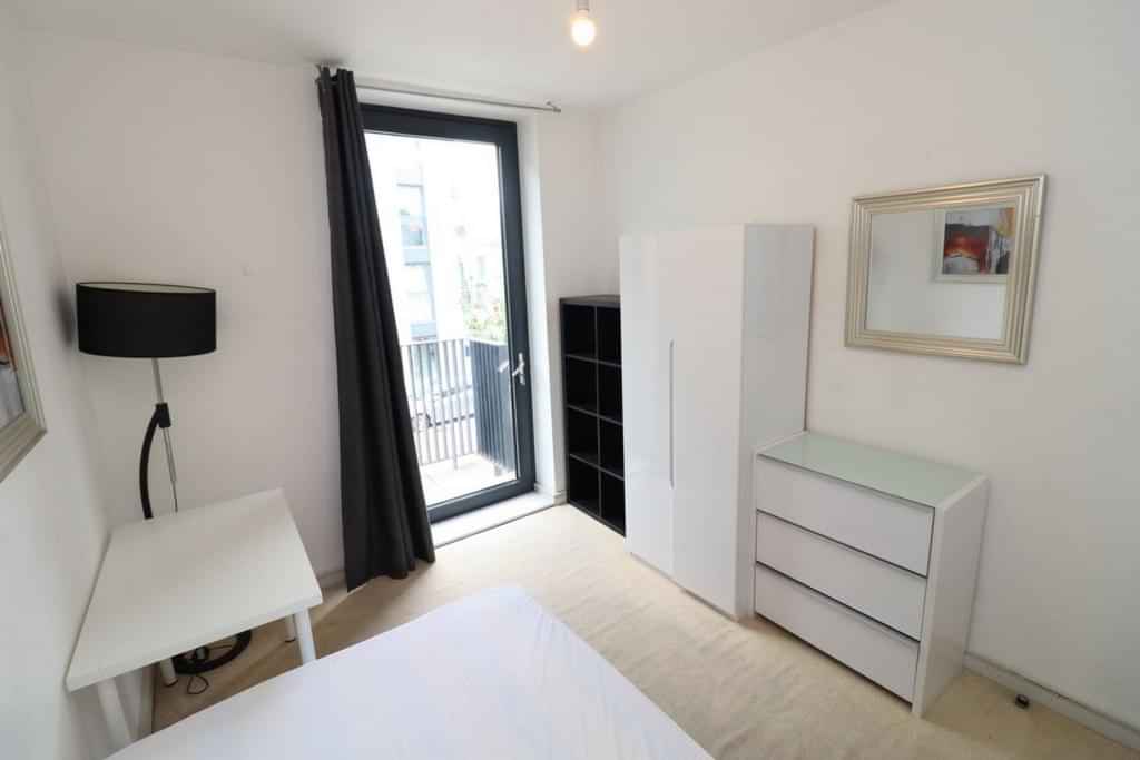 Room in a 5 Bedroom Apartment, Vanbrugh Hill, London SE10 9HB - London, England, United Kingdom - 5 Bedroom 1 Bathroom - Amenities
