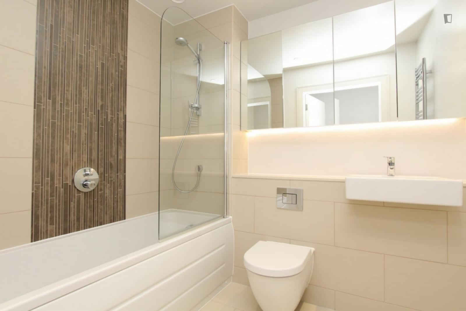 Exterior?w=400&h=260&fit=crop&q=40&auto=format&trim=auto