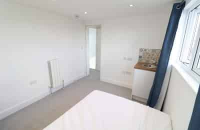 Room in a 6 Bedroom Apartment, Hillcross Ave, Morden SM4 4SP - London, England, United Kingdom - 6 Bedroom 6 Bathroom - Room