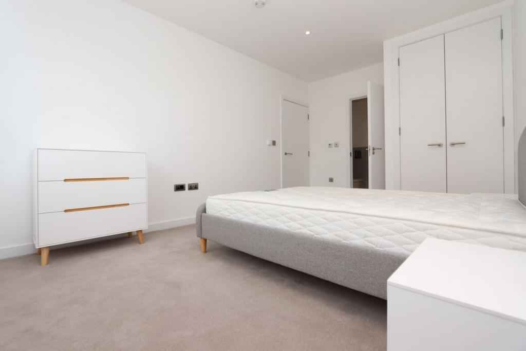 Room in a 4 Bedroom Apartment, Surrey Quays Rd, London SE16 7TE - London, England, United Kingdom - 4 Bedroom  4 Bedroom  - Bedroom