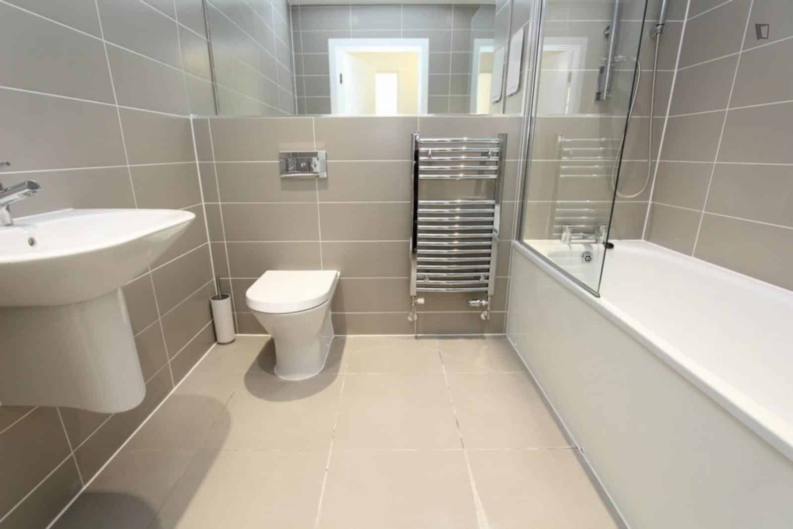 Room in a 3 Bedroom Apartment, Upper North St, London E14 6FY - London, England, United Kingdom - 3 Bedroom Apartment - Bathroom