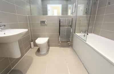 Room in a 3 Bedroom Apartment, Upper North St, London E14 6FY - London, England, United Kingdom - 3 Bedroom Apartment - Bathroom