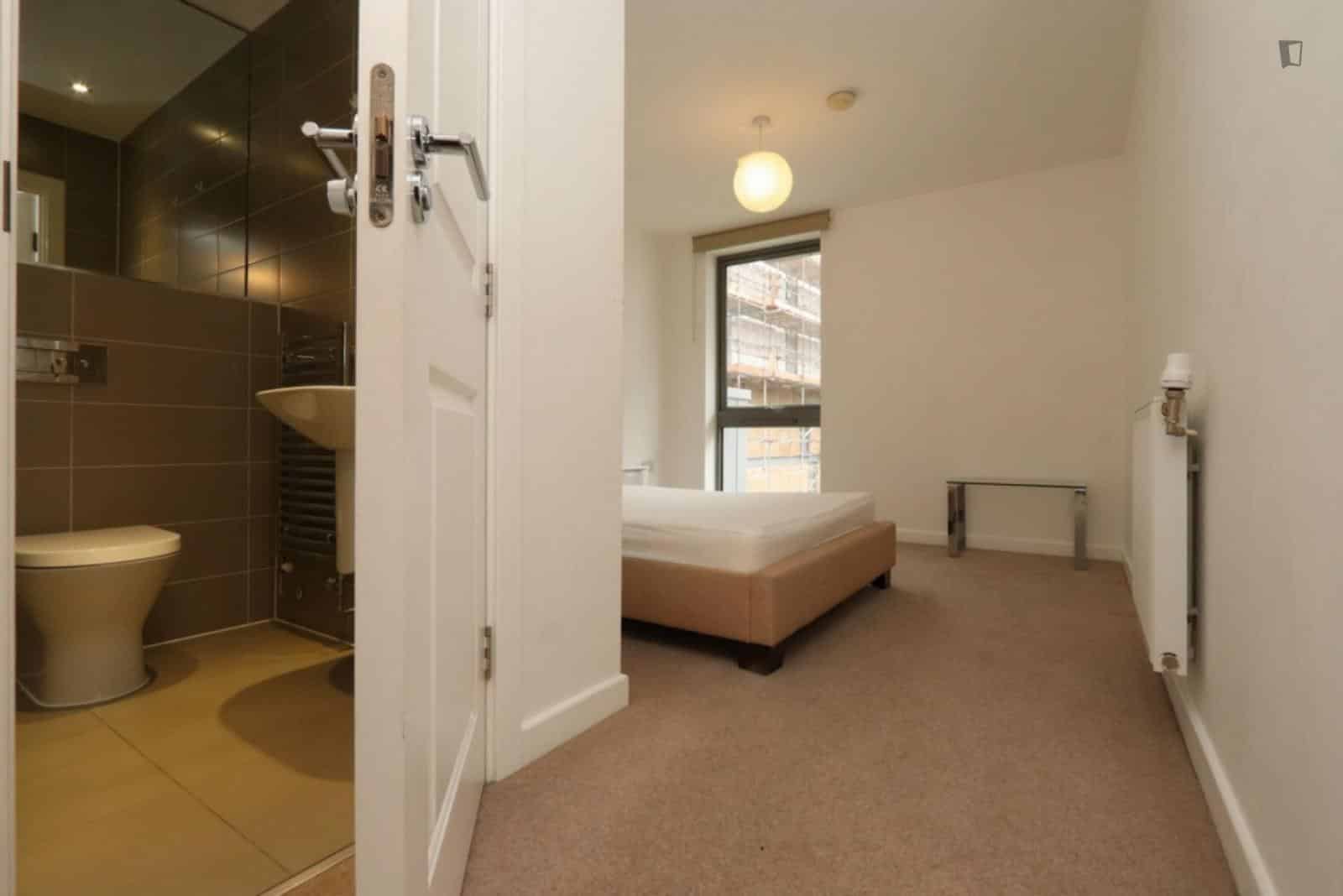 3 Bedroom Apartment - Bathroom?w=400&h=260&fit=crop&q=40&auto=format&trim=auto