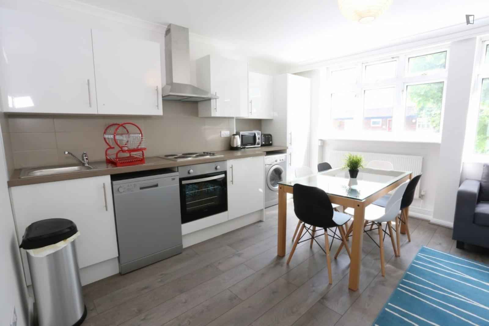 Bright Double Bedroom In Poplar, London - London, England, United Kingdom - 6 Bedroom 2 Bathroom Apartment - Kitchen