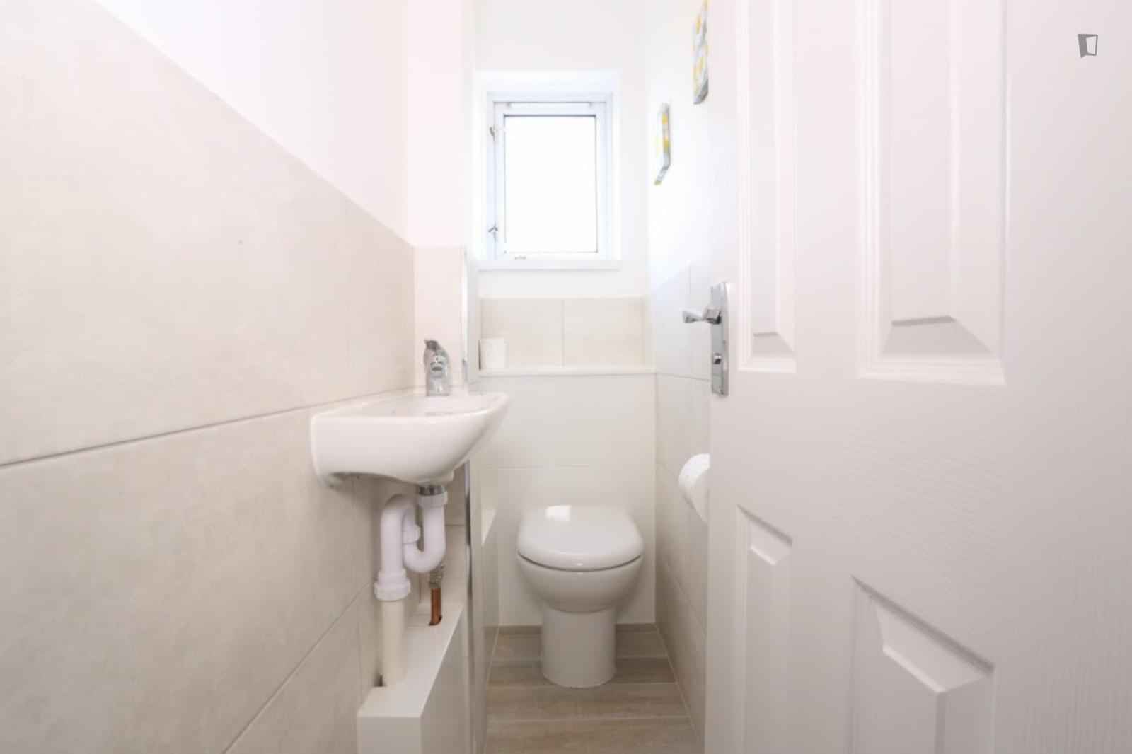 6 Bedroom 2 Bathroom Apartment - Kitchen?w=400&h=260&fit=crop&q=40&auto=format&trim=auto