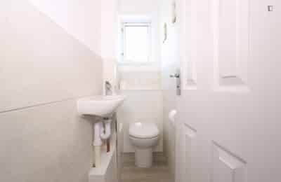 6 Bedroom 2 Bathroom Apartment - Kitchen?w=400&h=260&fit=crop&q=40&auto=format&trim=auto