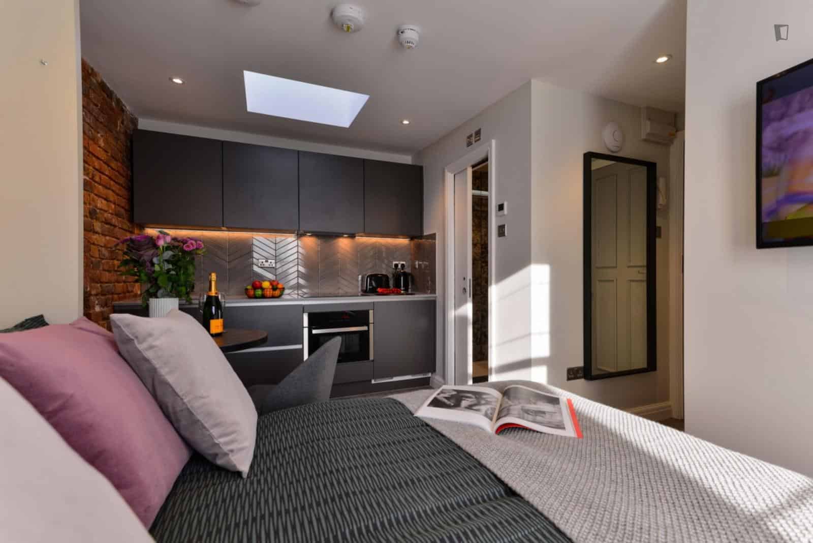 Studio - Bathroom?w=400&h=260&fit=crop&q=40&auto=format&trim=auto