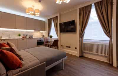 Studio - Bedroom?w=400&h=260&fit=crop&q=40&auto=format&trim=auto