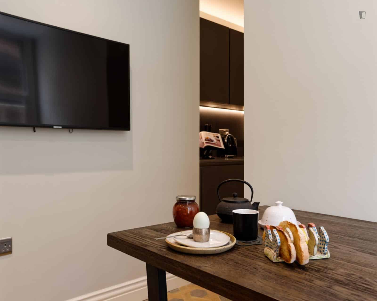 ?w=400&h=260&fit=crop&q=40&auto=format&trim=auto