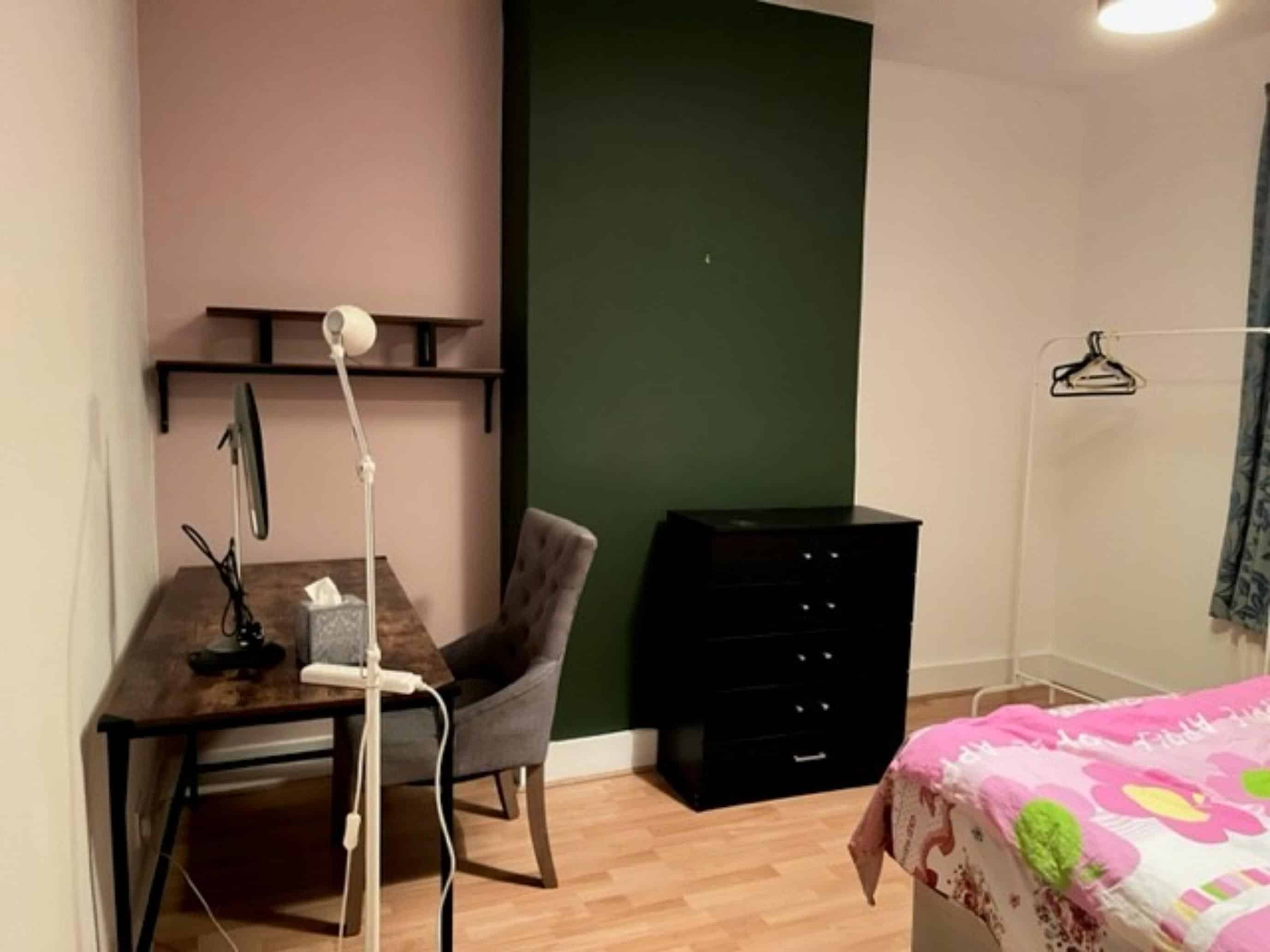 Very Charming Double Bedroom In Plaistow, London - London, England, United Kingdom - 5 Bedroom 2 Bathroom Apartment - Amenities