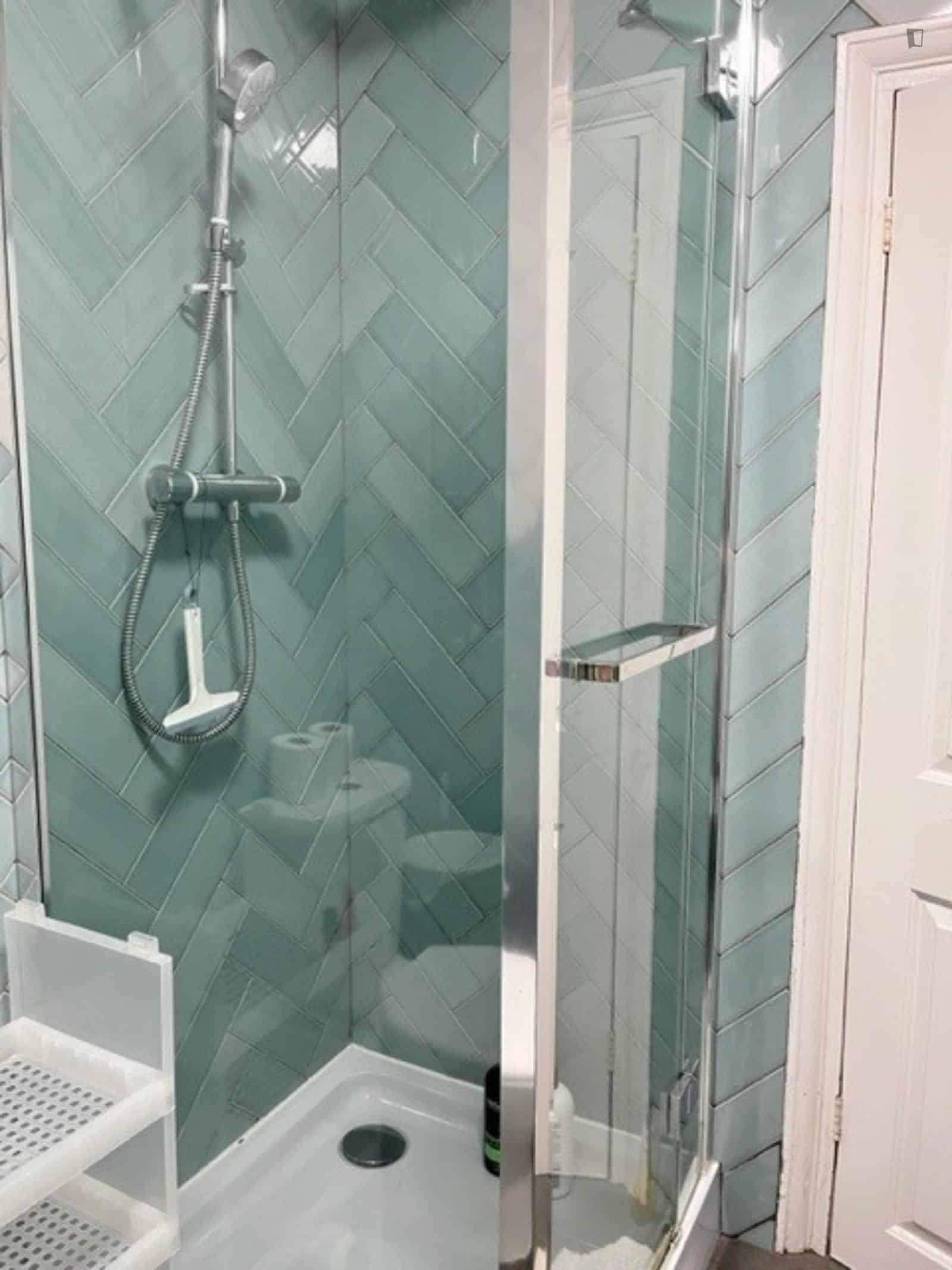 Very Charming Double Bedroom In Plaistow, London - London, England, United Kingdom - 5 Bedroom 2 Bathroom Apartment - Bathroom