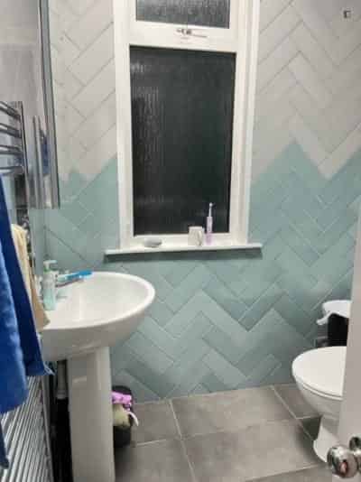 5 Bedroom 2 Bathroom Apartment - Bathroom?w=400&h=260&fit=crop&q=40&auto=format&trim=auto