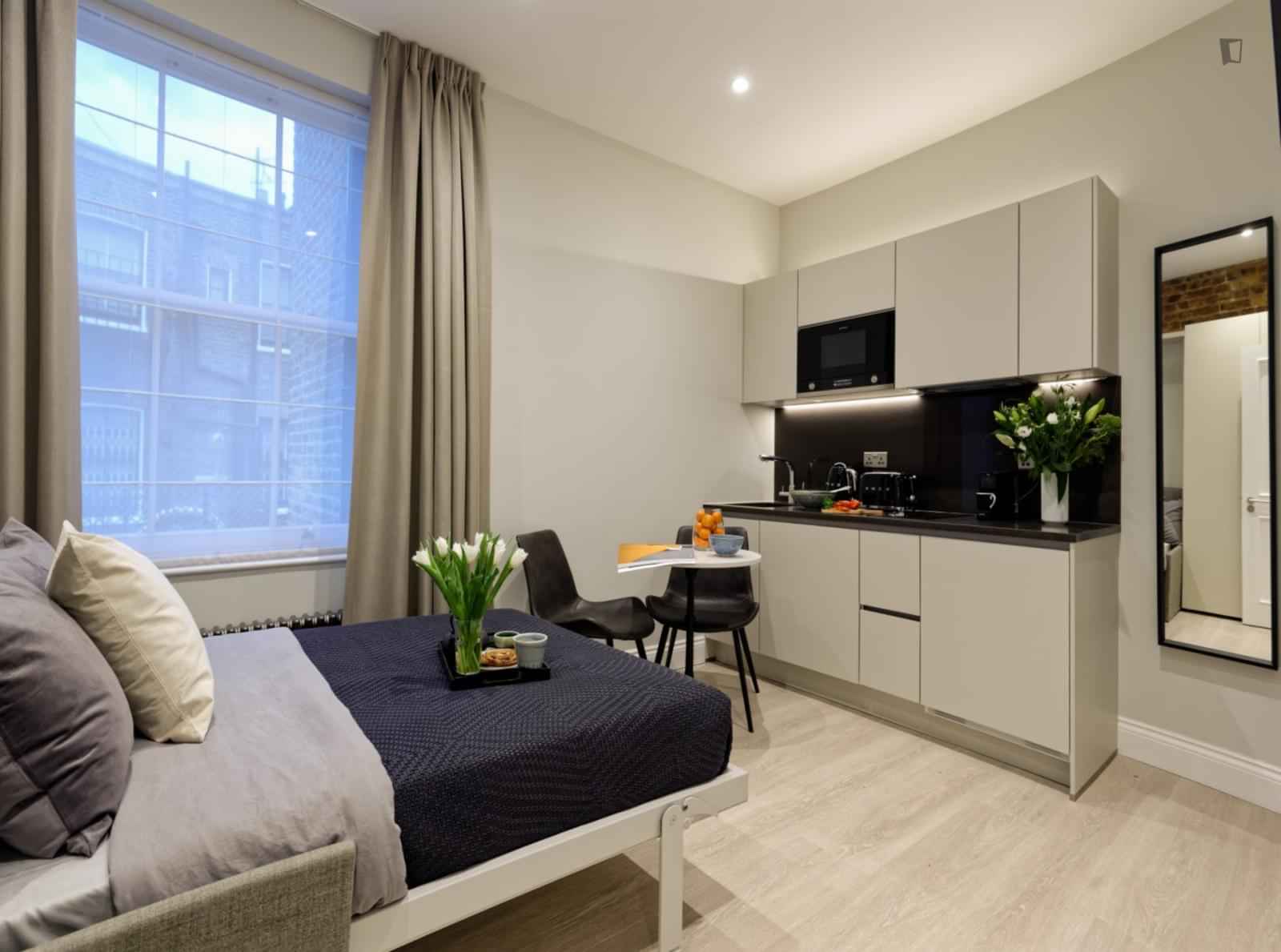 Studio - Bedroom?w=400&h=260&fit=crop&q=40&auto=format&trim=auto