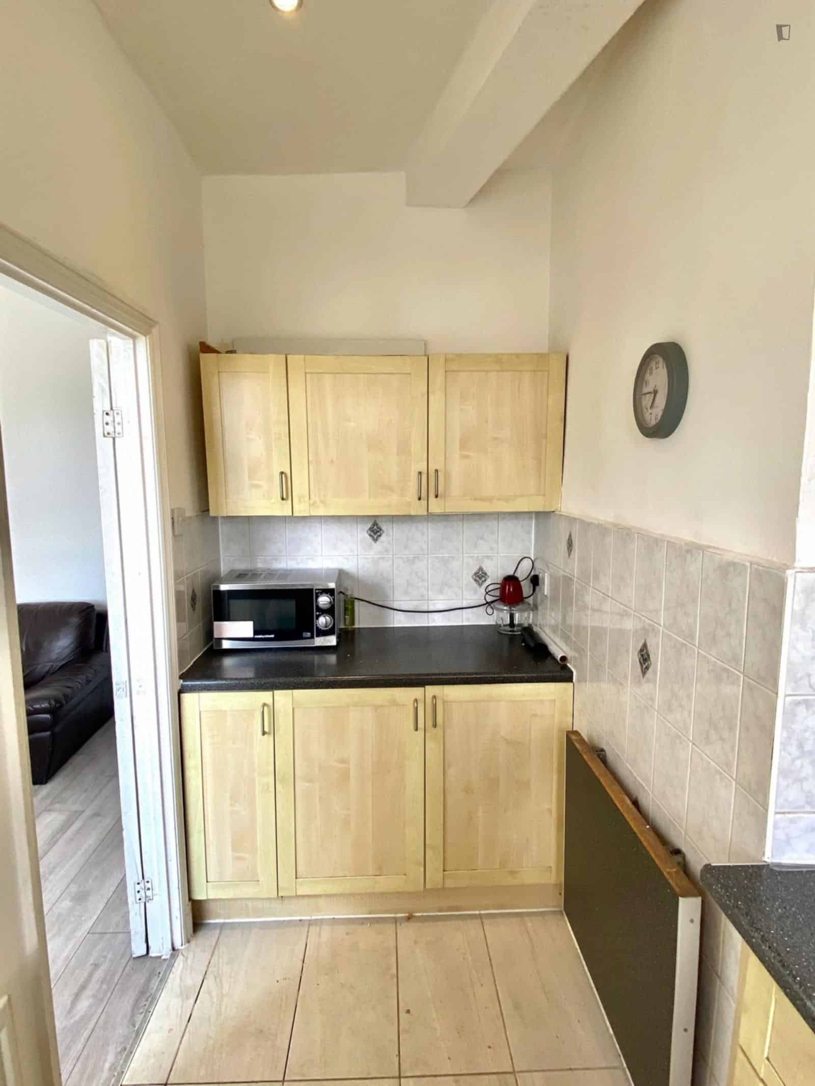 Room in a 4 Bedroom Apartment, Abbotsford Ave, London N15 3BL - London, England, United Kingdom - 4 Bedroom 1 Bathroom Apartment  - Kitchen