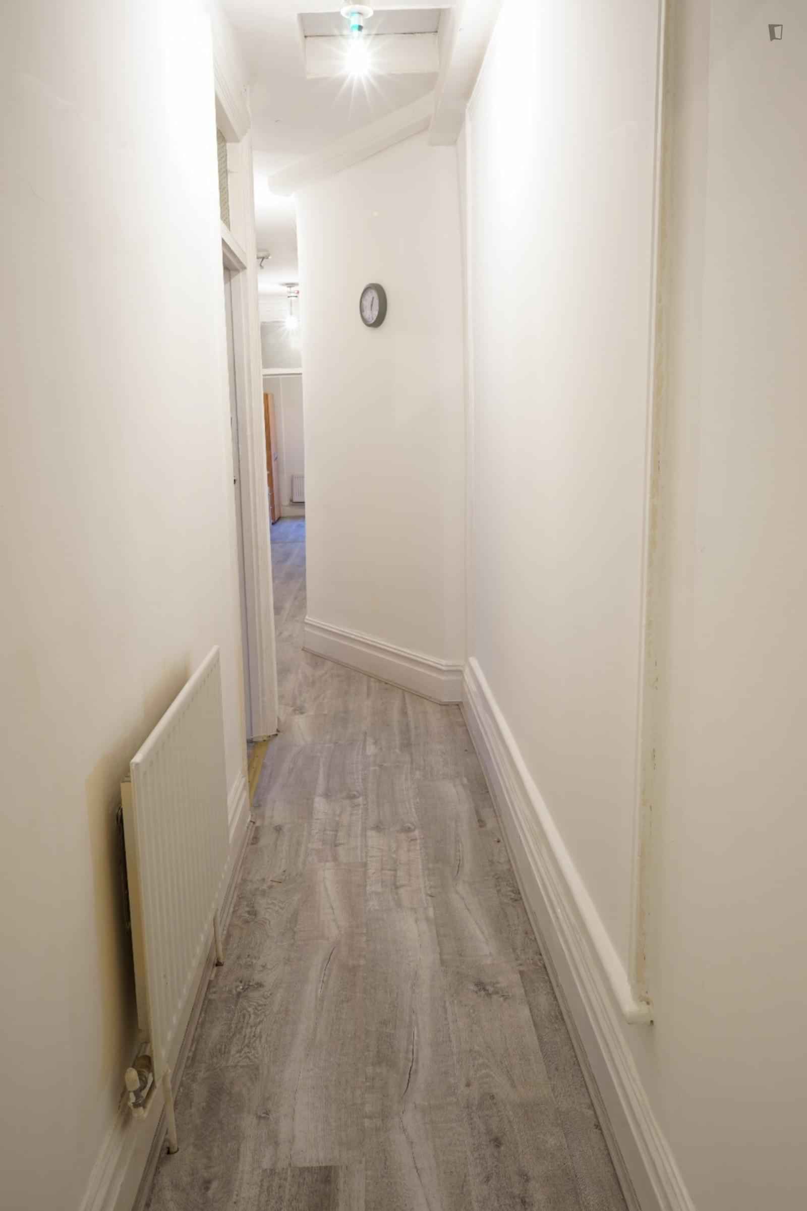 4 Bedroom 1 Bathroom Apartment  - Kitchen?w=400&h=260&fit=crop&q=40&auto=format&trim=auto