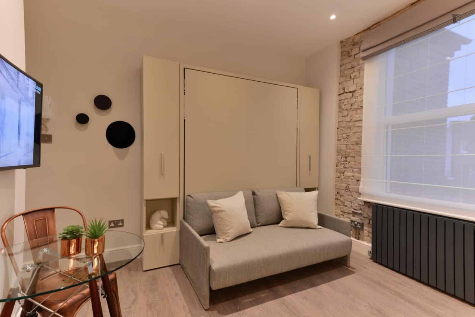 ?w=400&h=260&fit=crop&q=40&auto=format&trim=auto