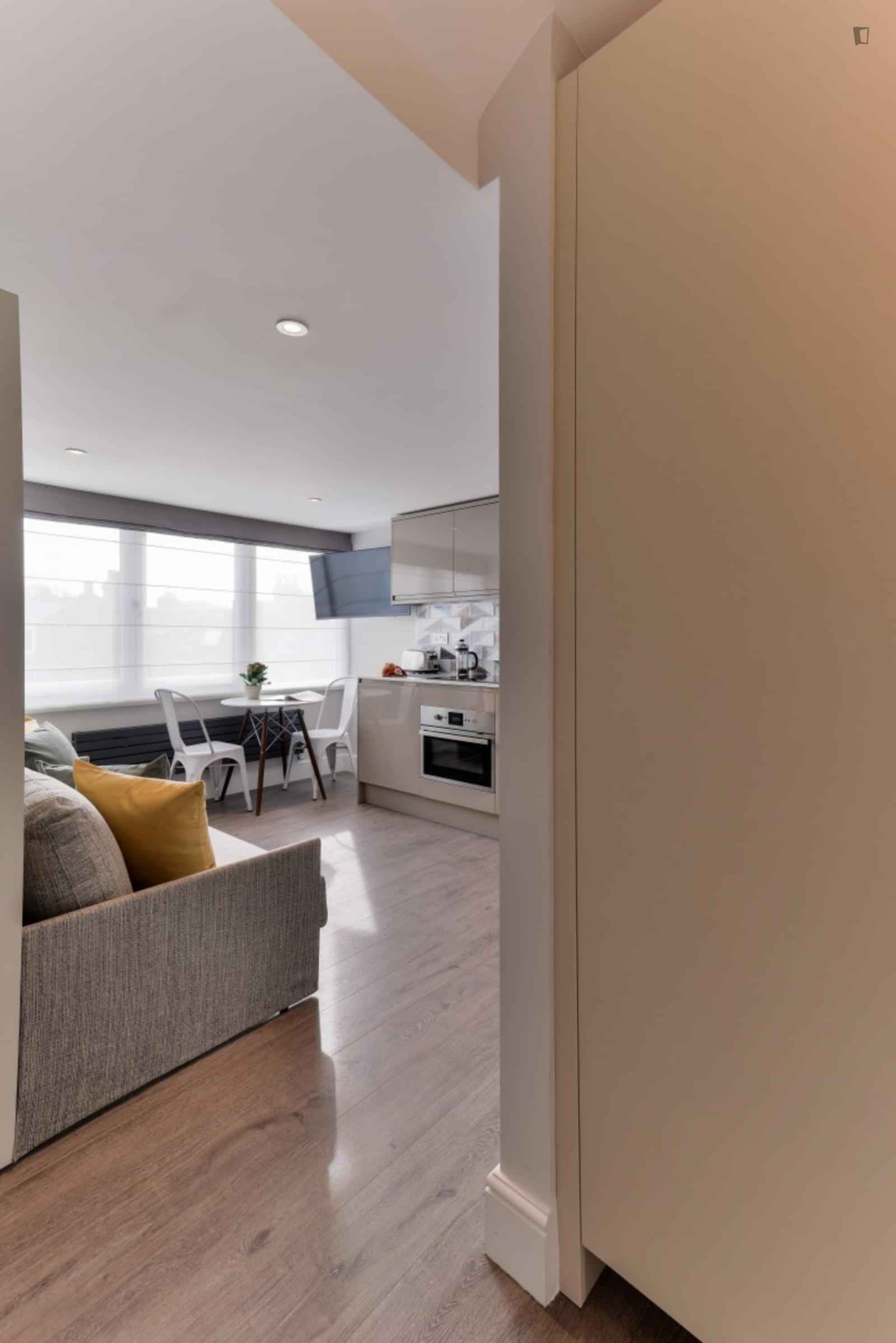 Studio - Amenities?w=400&h=260&fit=crop&q=40&auto=format&trim=auto