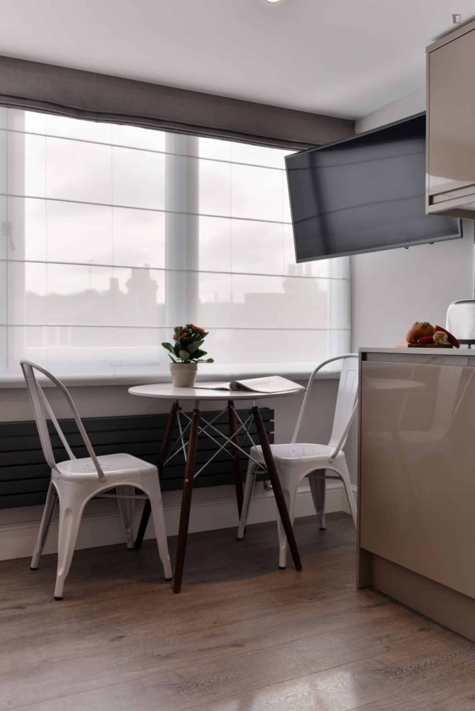 Studio Room, Kingdon Rd, London NW6 1PJ(Studio 5) - London, England, United Kingdom - Studio - Amenities