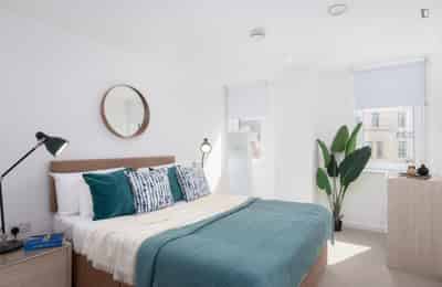 Amenities?w=400&h=260&fit=crop&q=40&auto=format&trim=auto