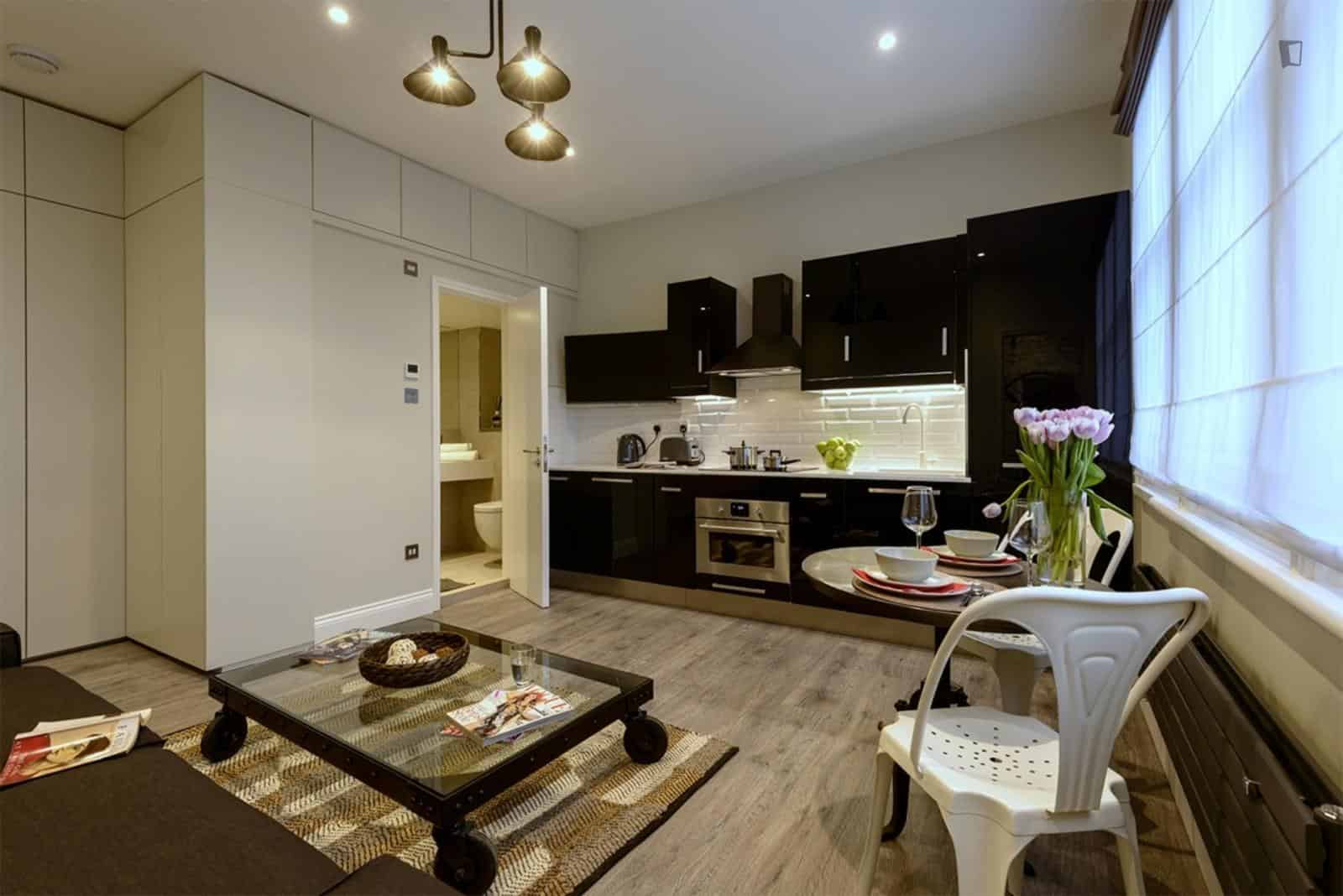1 Bedroom Apartment - Bathroom?w=400&h=260&fit=crop&q=40&auto=format&trim=auto