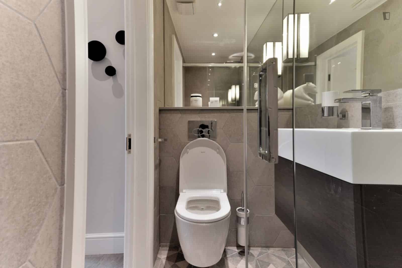 Interesting Studio Close To The West Hampstead Tube, London - London, England, United Kingdom - Studio - Bathroom