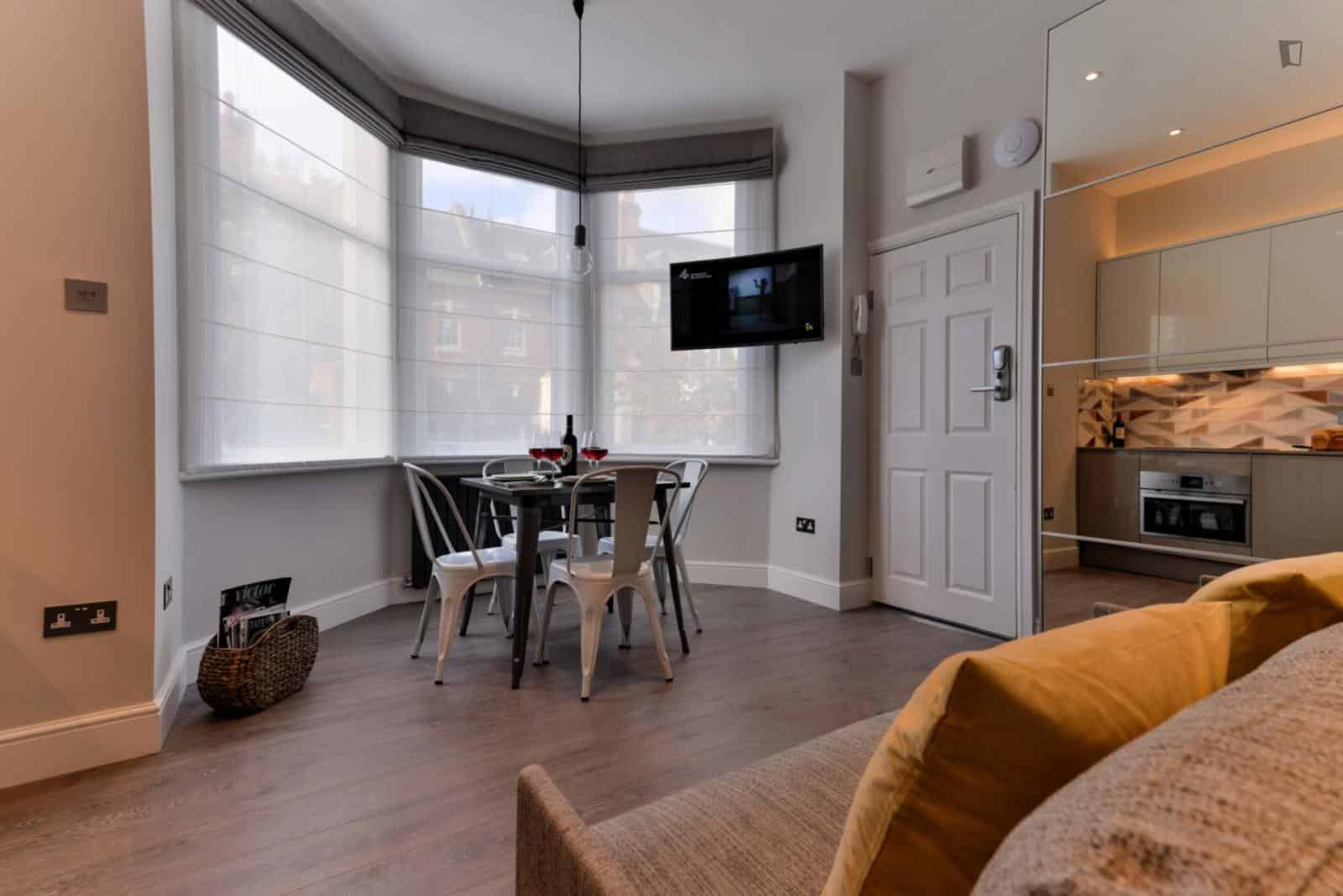 Studio - Amenities?w=400&h=260&fit=crop&q=40&auto=format&trim=auto