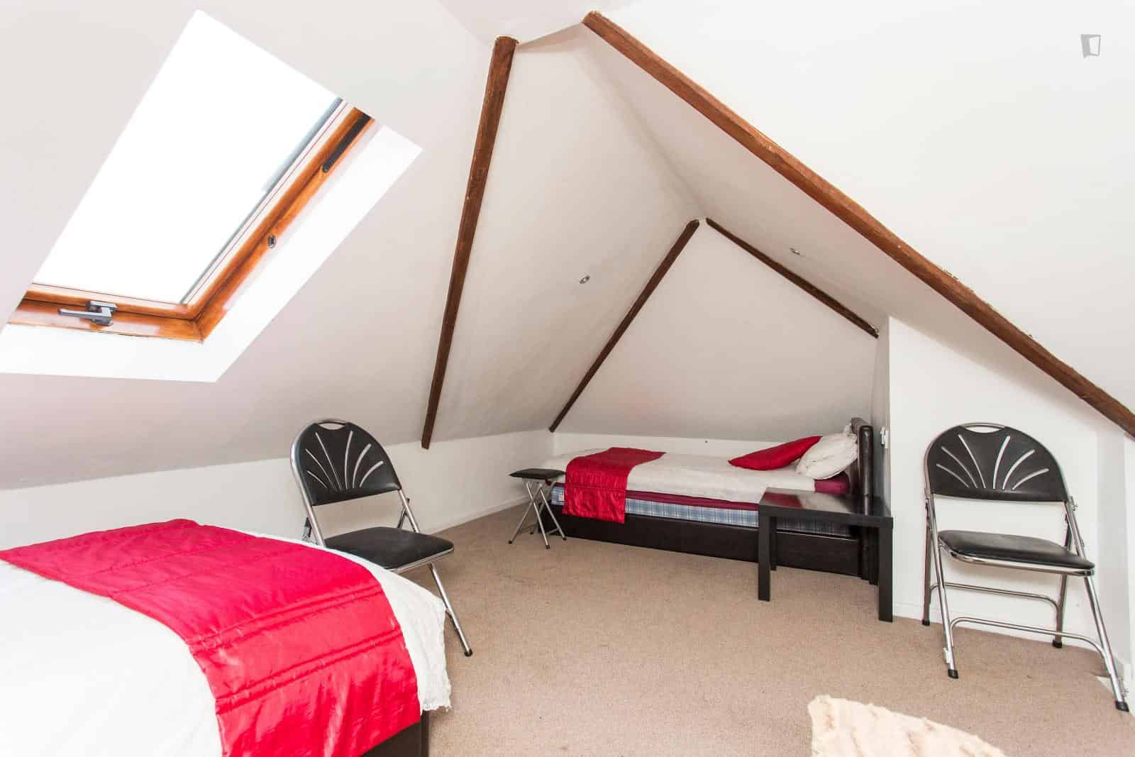 Exterior?w=400&h=260&fit=crop&q=40&auto=format&trim=auto