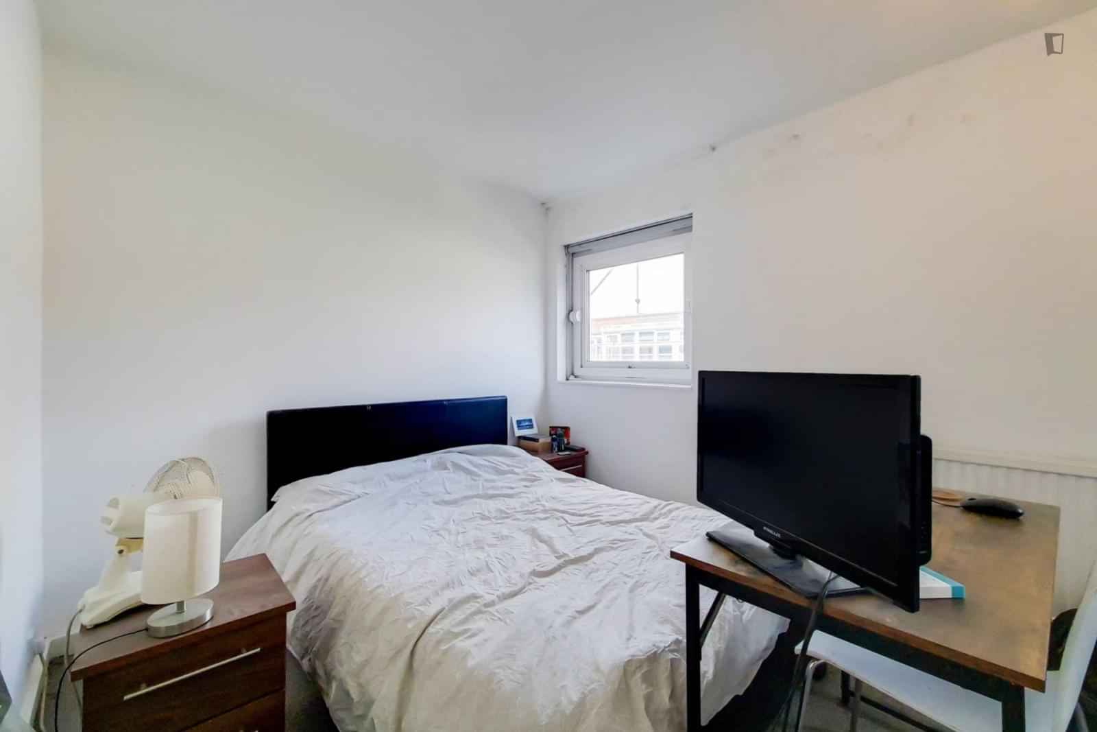 4 Bed - 3 Bath (2) - Bathroom?w=400&h=260&fit=crop&q=40&auto=format&trim=auto