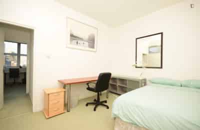 4 Bed - 3 Bath (2) - Bathroom?w=400&h=260&fit=crop&q=40&auto=format&trim=auto