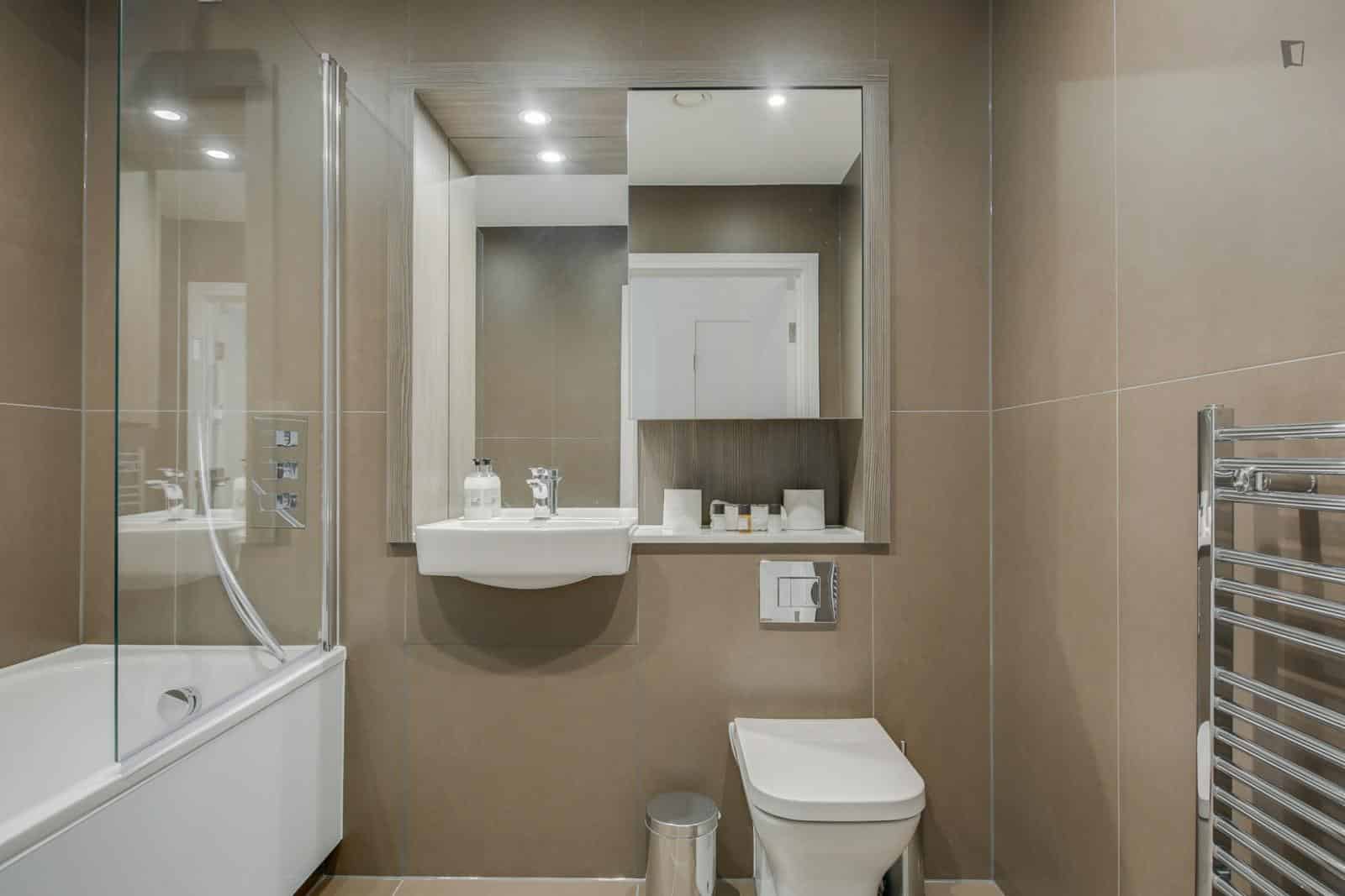 1 Bedroom Apartment, Lampton Rd, Hounslow TW6 2GD - London, England, United Kingdom - 1 Bedroom Apartment - Bathroom