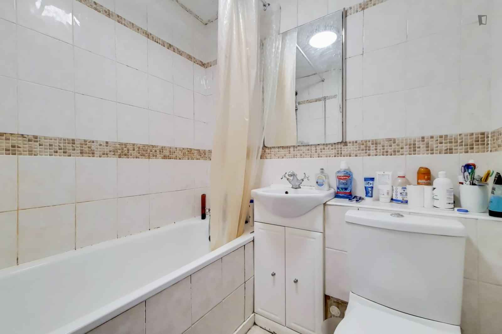 Room in a 4 Bedroom Apartment, Tower Bridge Rd, London SE1 2UP - London, England, United Kingdom - 4 Bed - 3 Bath - Bathroom