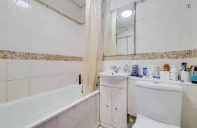 Room in a 4 Bedroom Apartment, Tower Bridge Rd, London SE1 2UP - London, England, United Kingdom - 4 Bed - 3 Bath - Bathroom