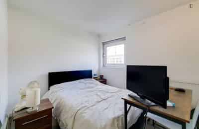 4 Bed - 3 Bath - Bathroom?w=400&h=260&fit=crop&q=40&auto=format&trim=auto